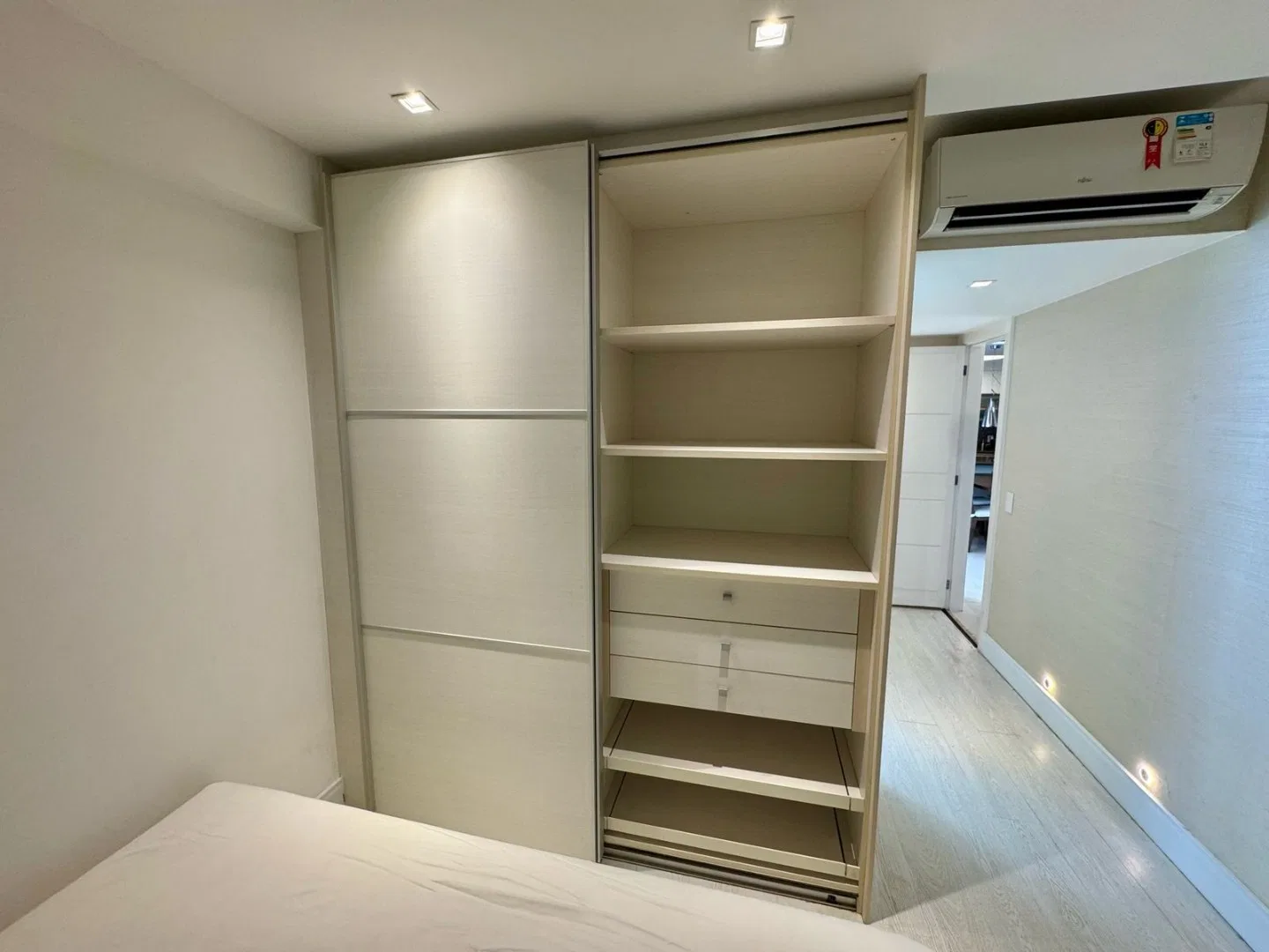 Apartamento mobiliado com 4 quartos e 260 m² — photo 9