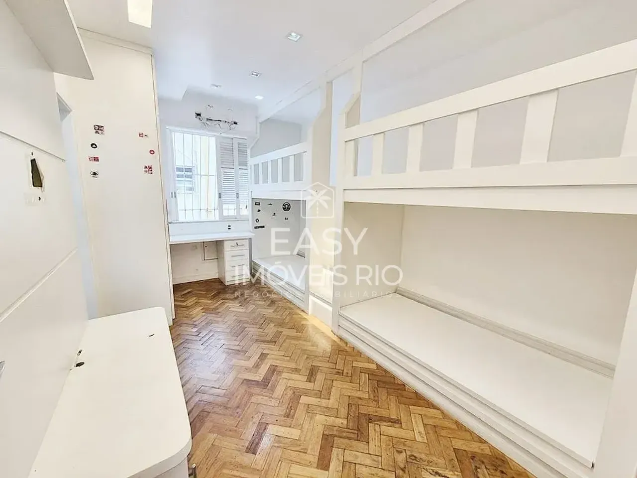 Apartamento sin amueblar con 4 dormitorios y balcón de vidrio — photo 13