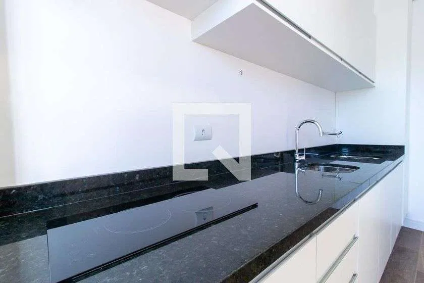 Unfurnished 1-bedroom apartment with a compact kitchen — photo 6