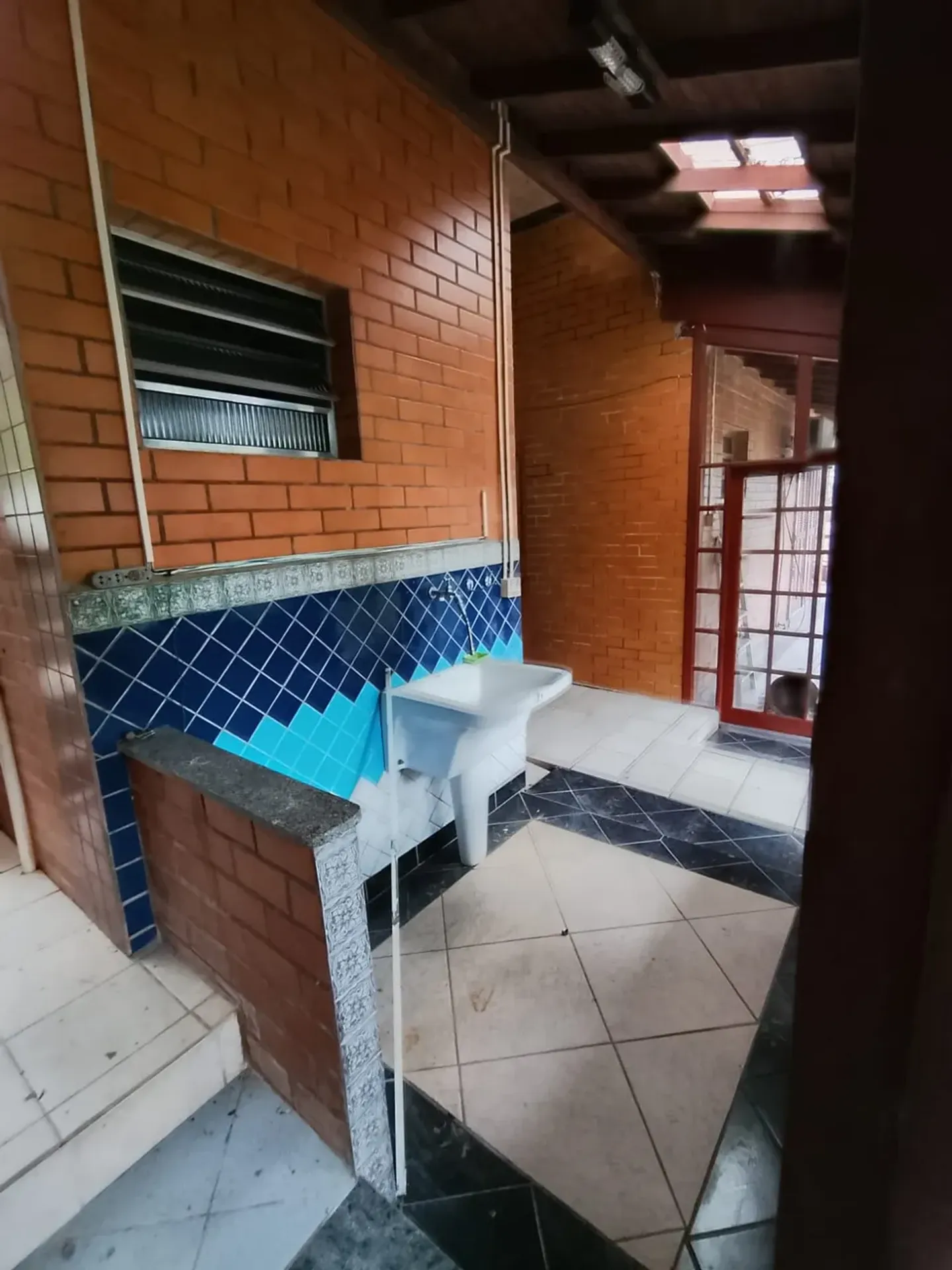 3-bedroom house with a bathtub — photo 12