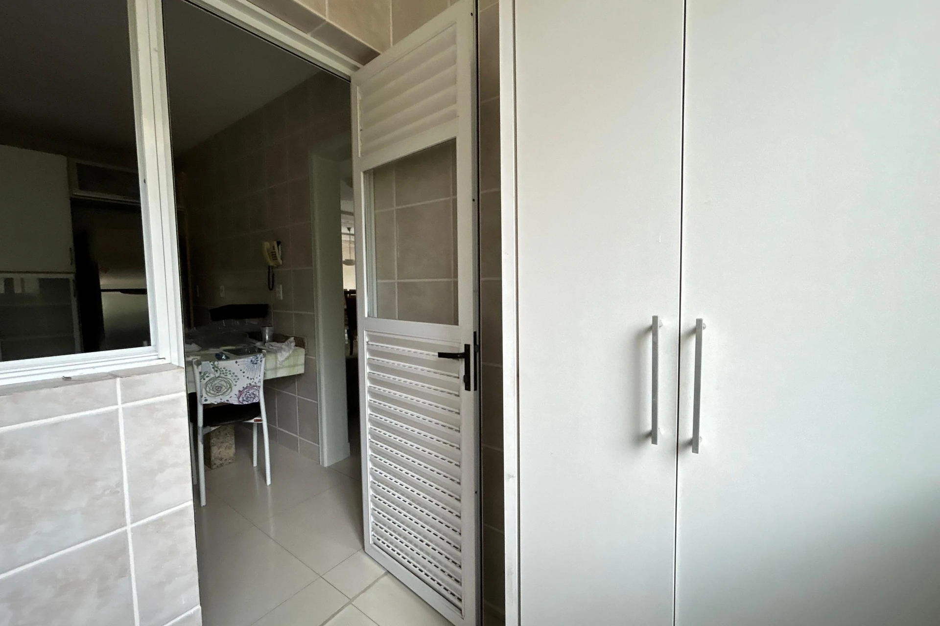 Glass-enclosed balcony in a 3-bedroom apartment, 108 m² — photo 16