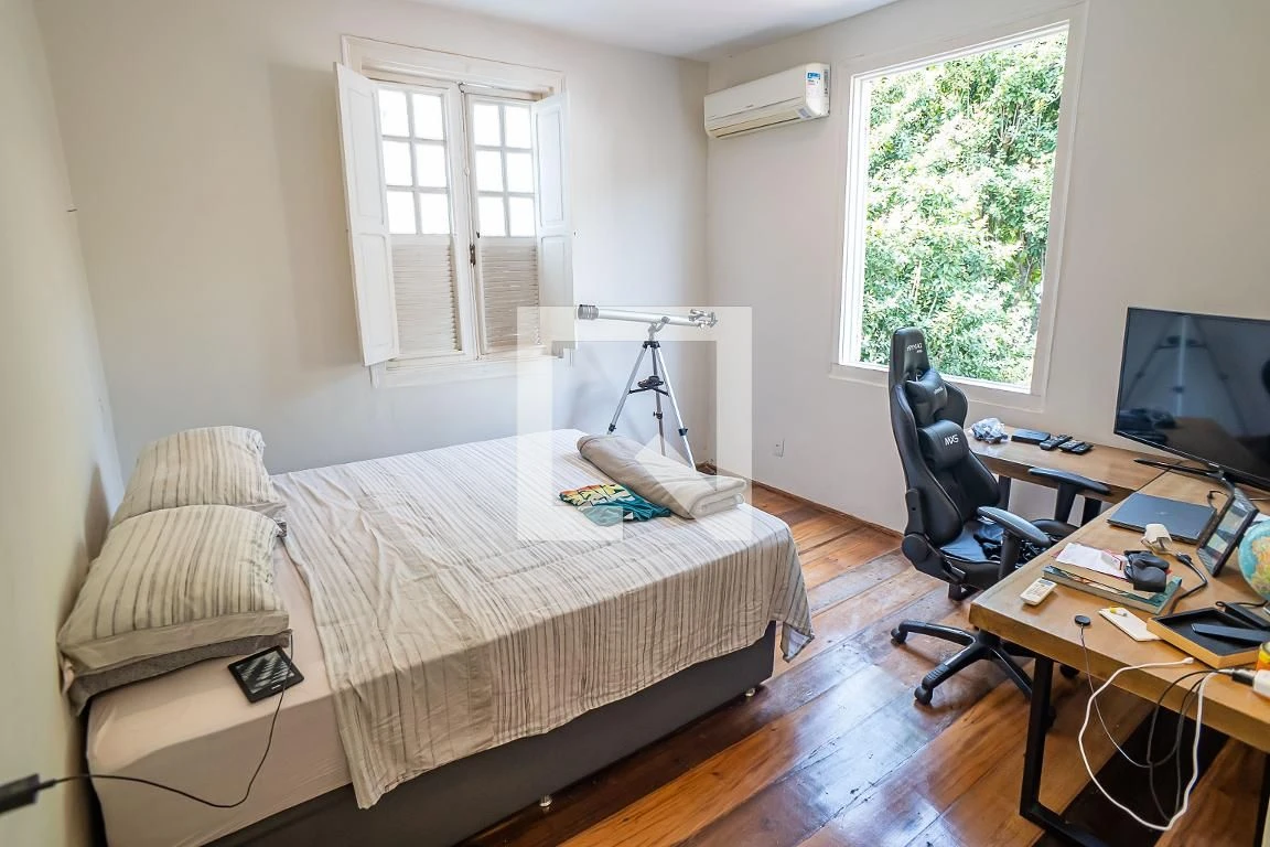 Furnished house, 300 m², with floor-to-ceiling windows — photo 115