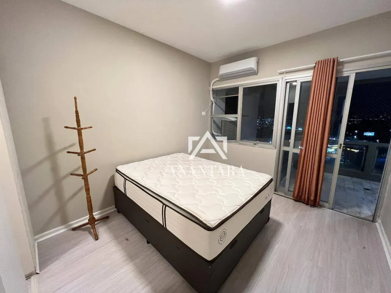 One-bedroom apartment with a washing machine — photo 3