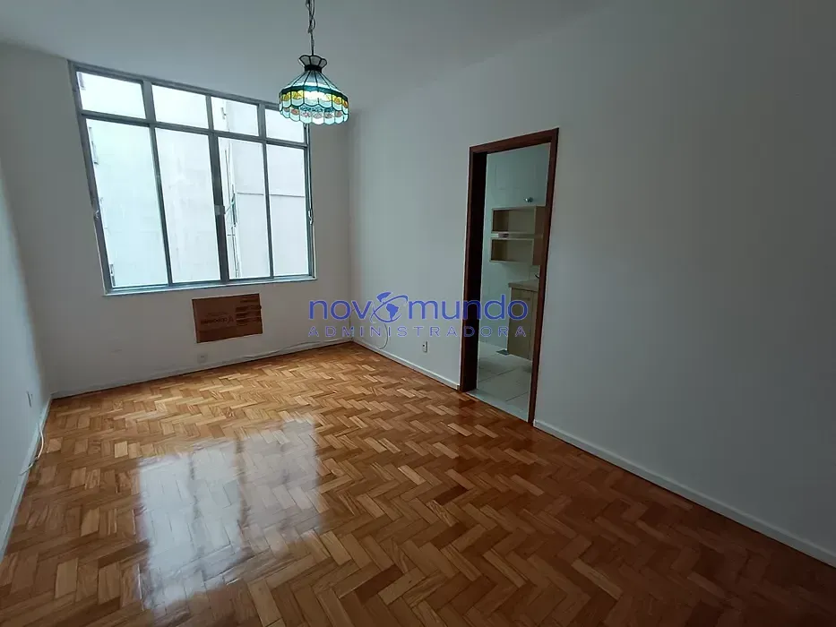 Wood or laminate floors in a 3-bedroom apartment, 198 m² — photo 9