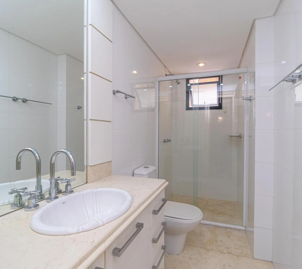 2-bedroom apartment with a bathtub in Curitiba — photo 28