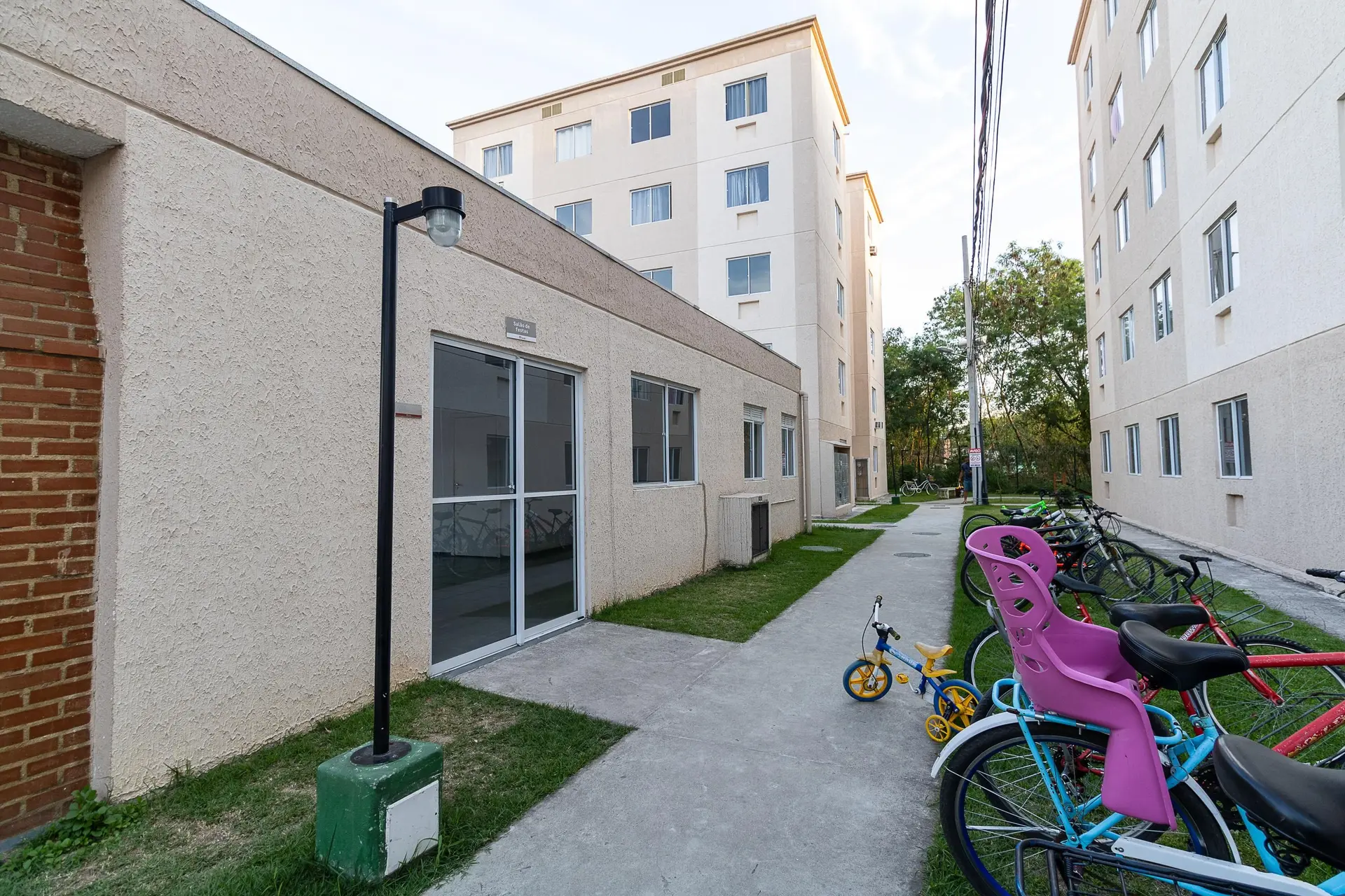 Glass-enclosed balcony in a 2-bedroom apartment, 44 m² — photo 10