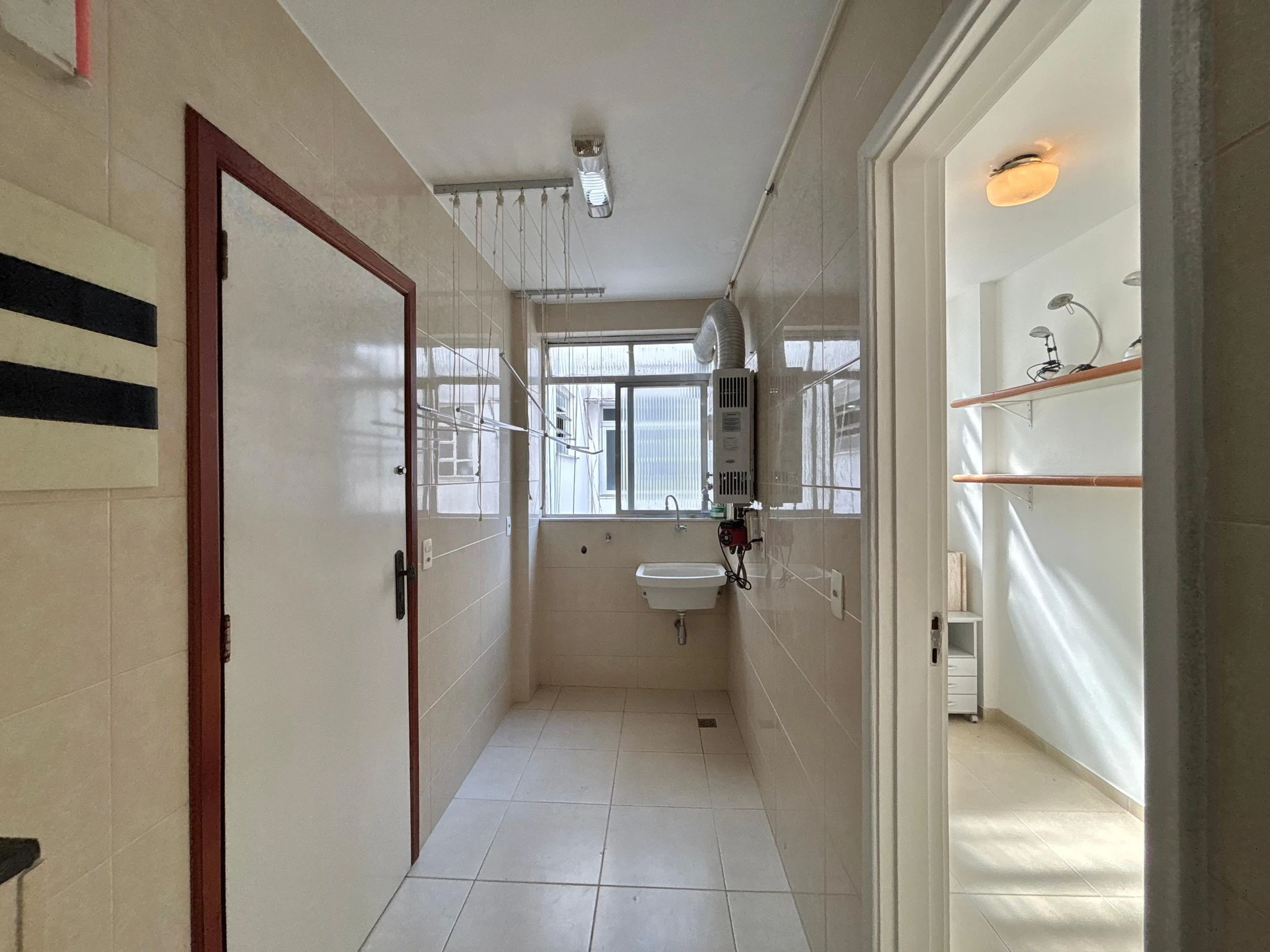 Furnished apartment with a glazed balcony and 3 bedrooms — photo 17