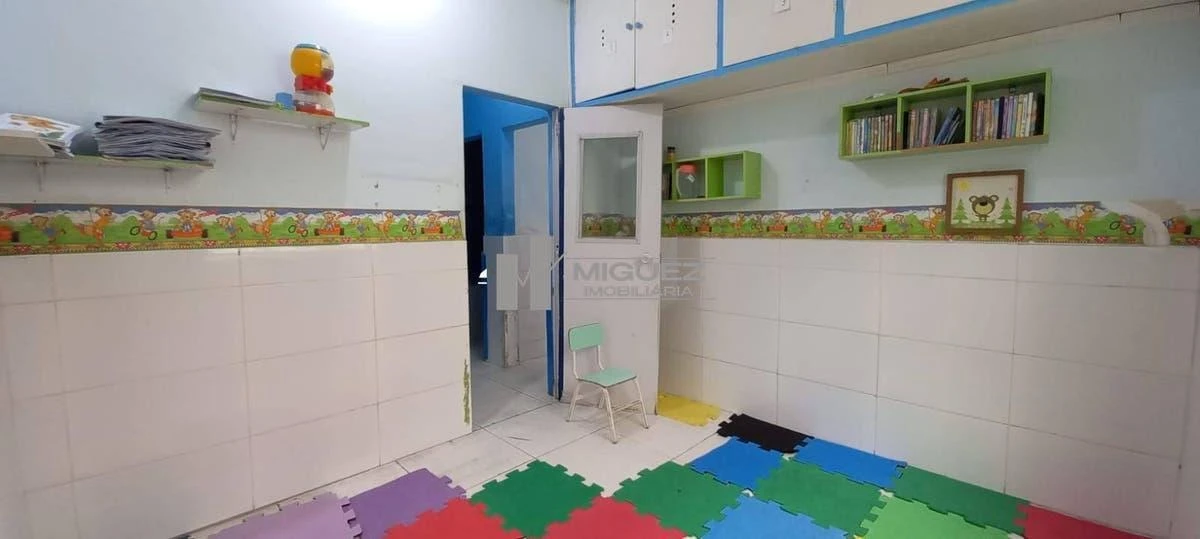 One-bedroom apartment in a building with a gym