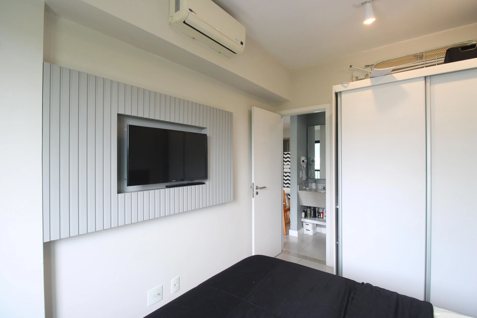 Furnished studio with 1 bedroom and balcony — photo 6