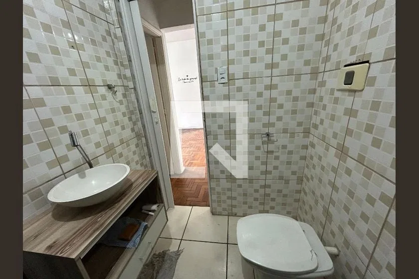 Apartamento sem mobília de 55 m² com 2 quartos e cozinha fechada