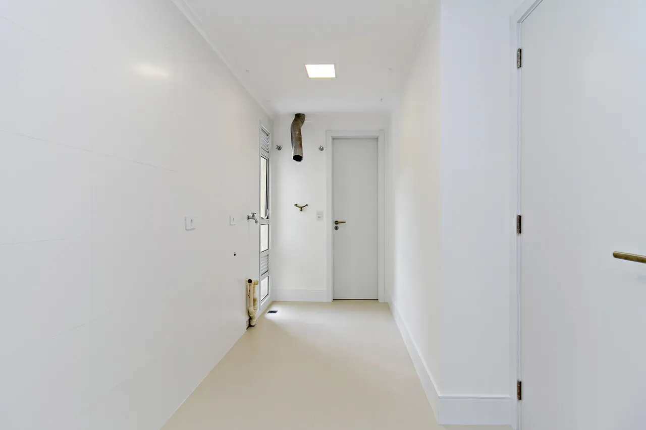 Balcony with a grill in a 4-bedroom apartment, 158 m² — photo 8