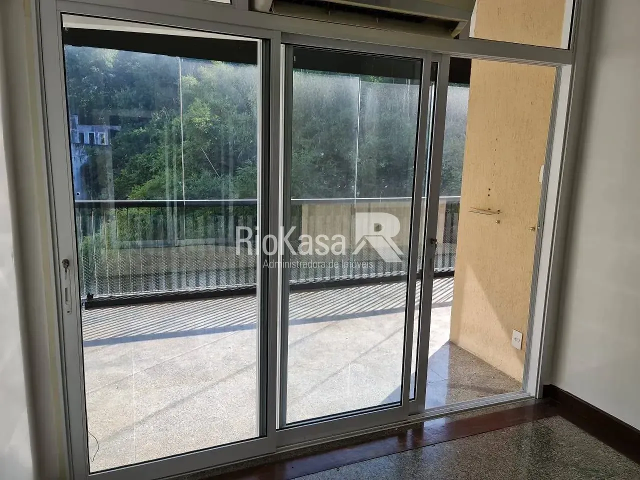 4-bedroom apartment in a building with a pool — photo 30