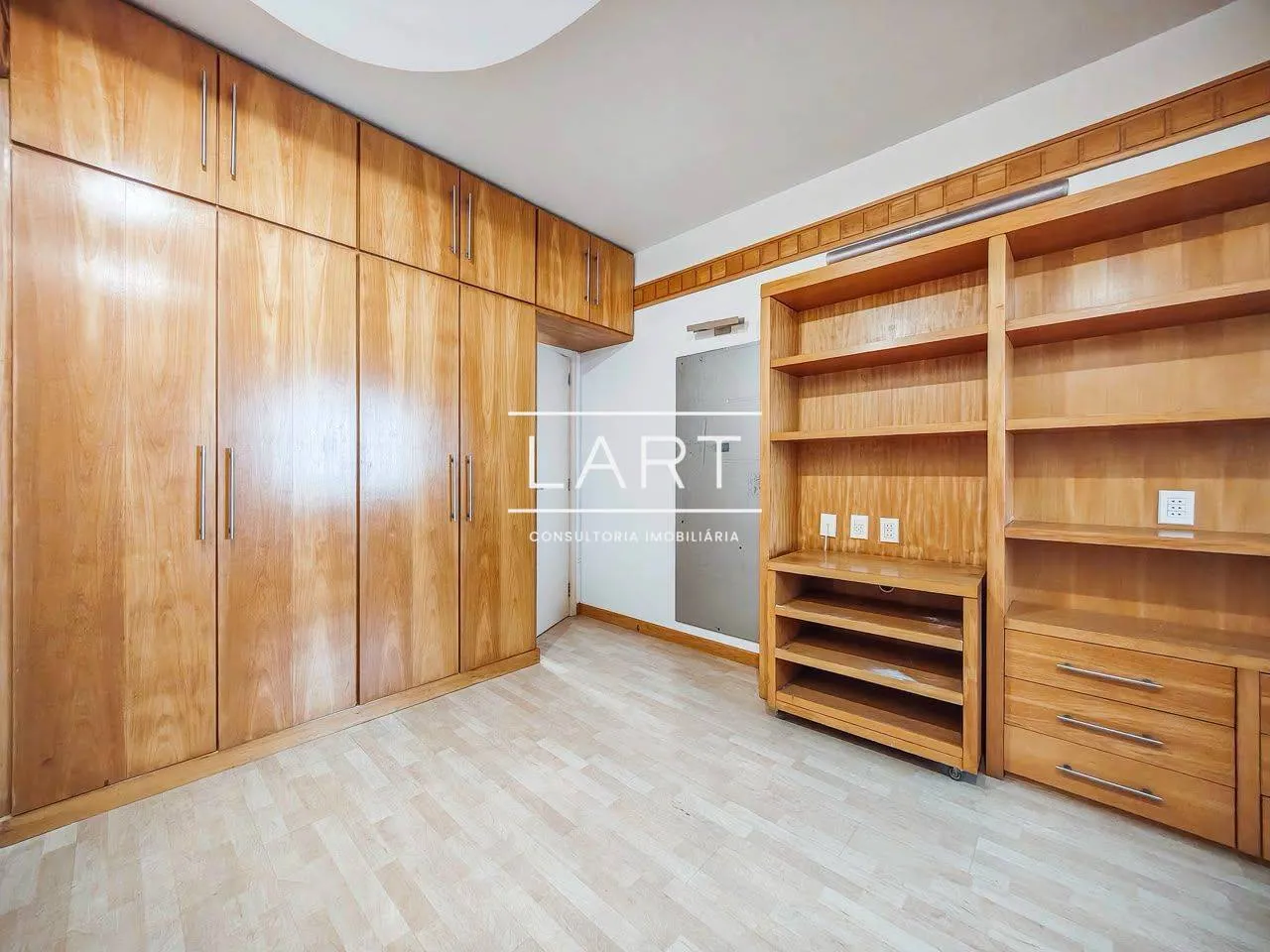 Home office in a 3-bedroom apartment, 191 m² — photo 3