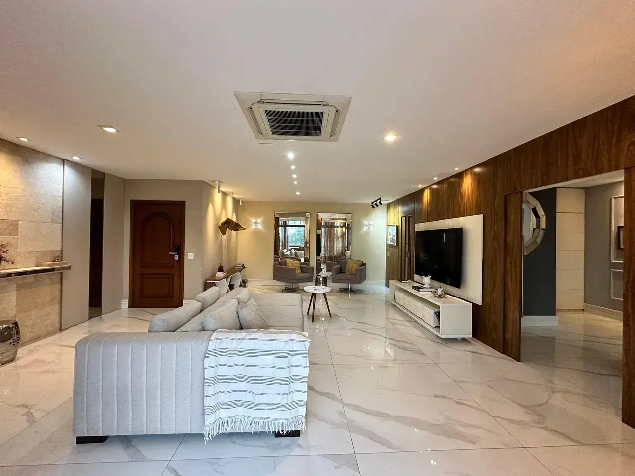 Furnished 250 m² apartment with 4 bedrooms and 5 bathrooms — photo 13