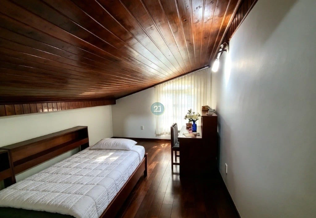 5-bedroom house with a home office — photo 13