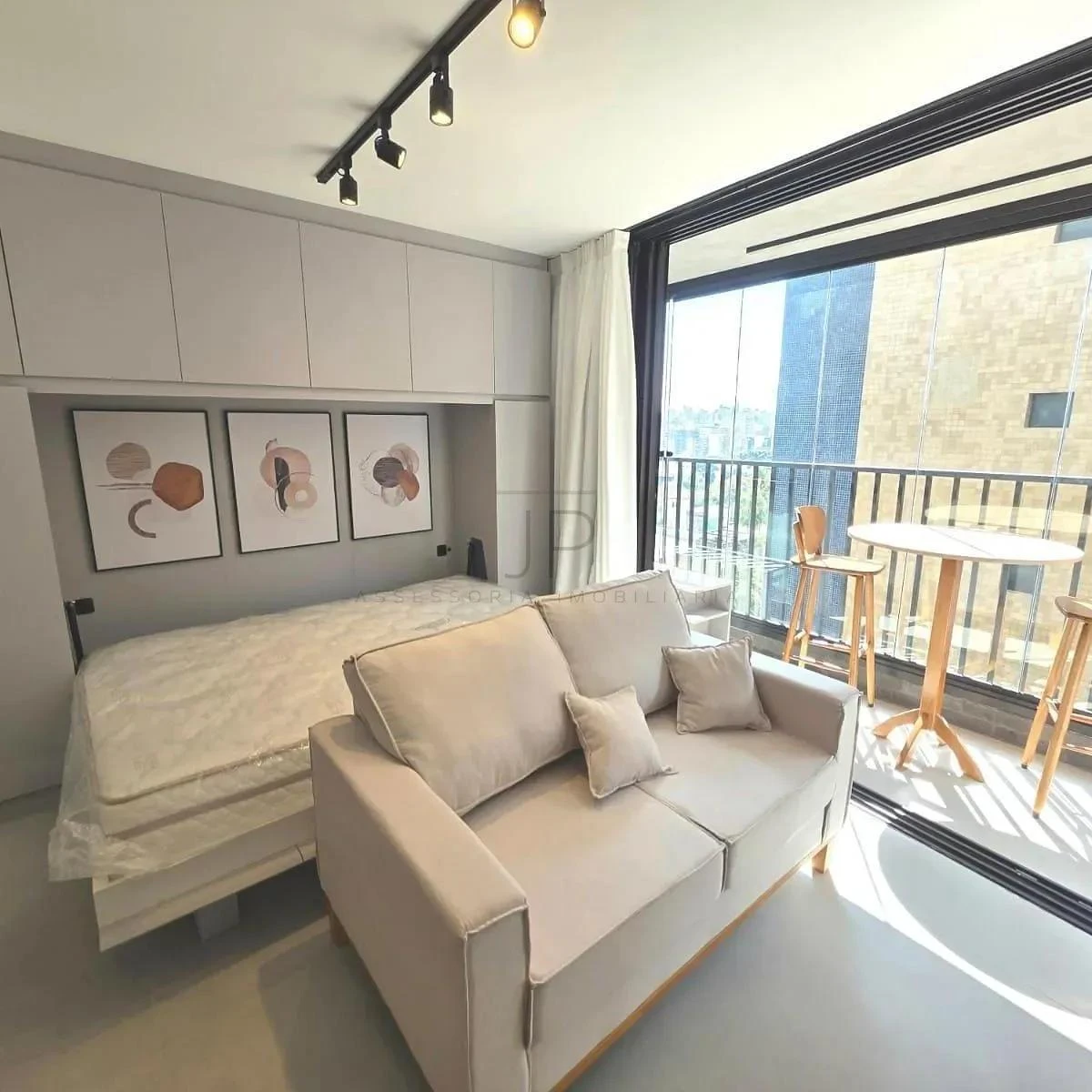 Glass-enclosed balcony in a one-bedroom apartment, 26 m² — photo 3