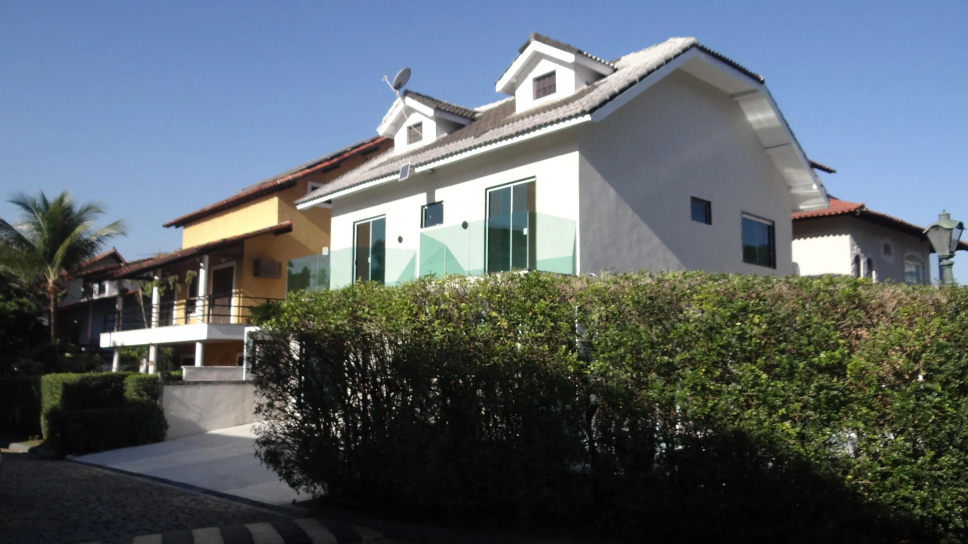 Casa de 384 m² com janelas do piso ao teto e varanda gourmet — photo 60