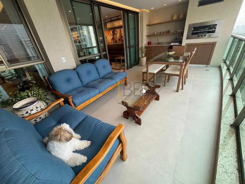 Furnished 4-bedroom apartment with a glassed-in balcony — photo 3