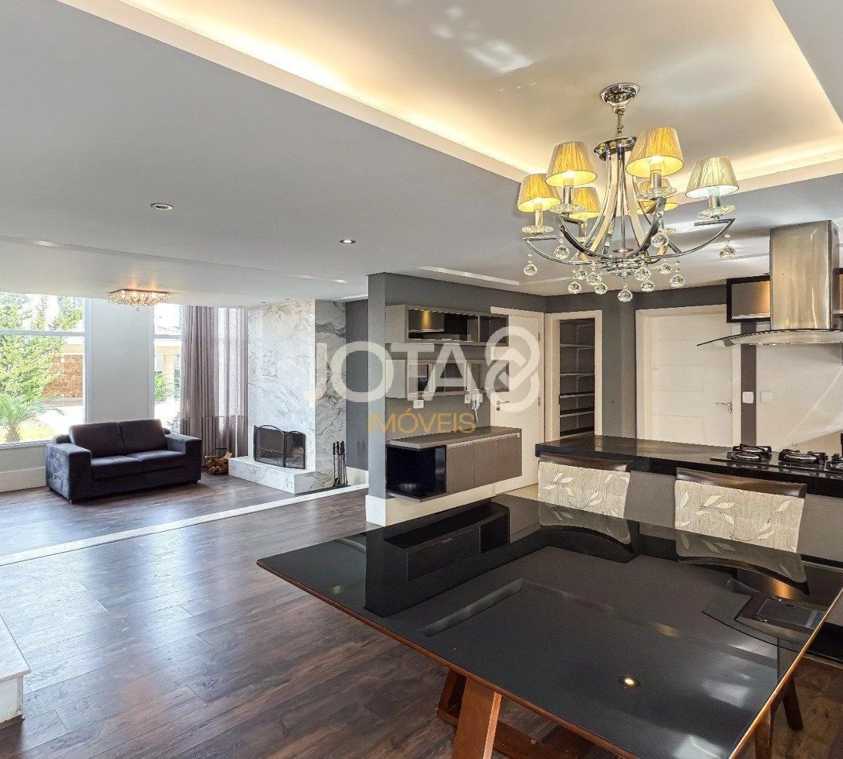 4-bedroom house with floor-to-ceiling windows — photo 12
