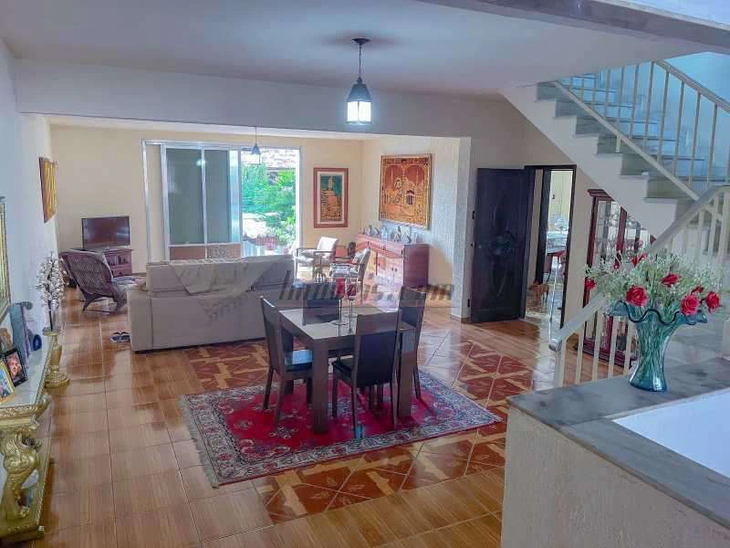 Casa com 4 quartos, 5 banheiros e 6 vagas