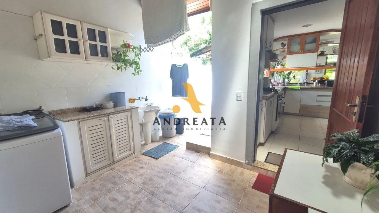 Casa de 307 m² com janelas do piso ao teto e banheira — photo 33