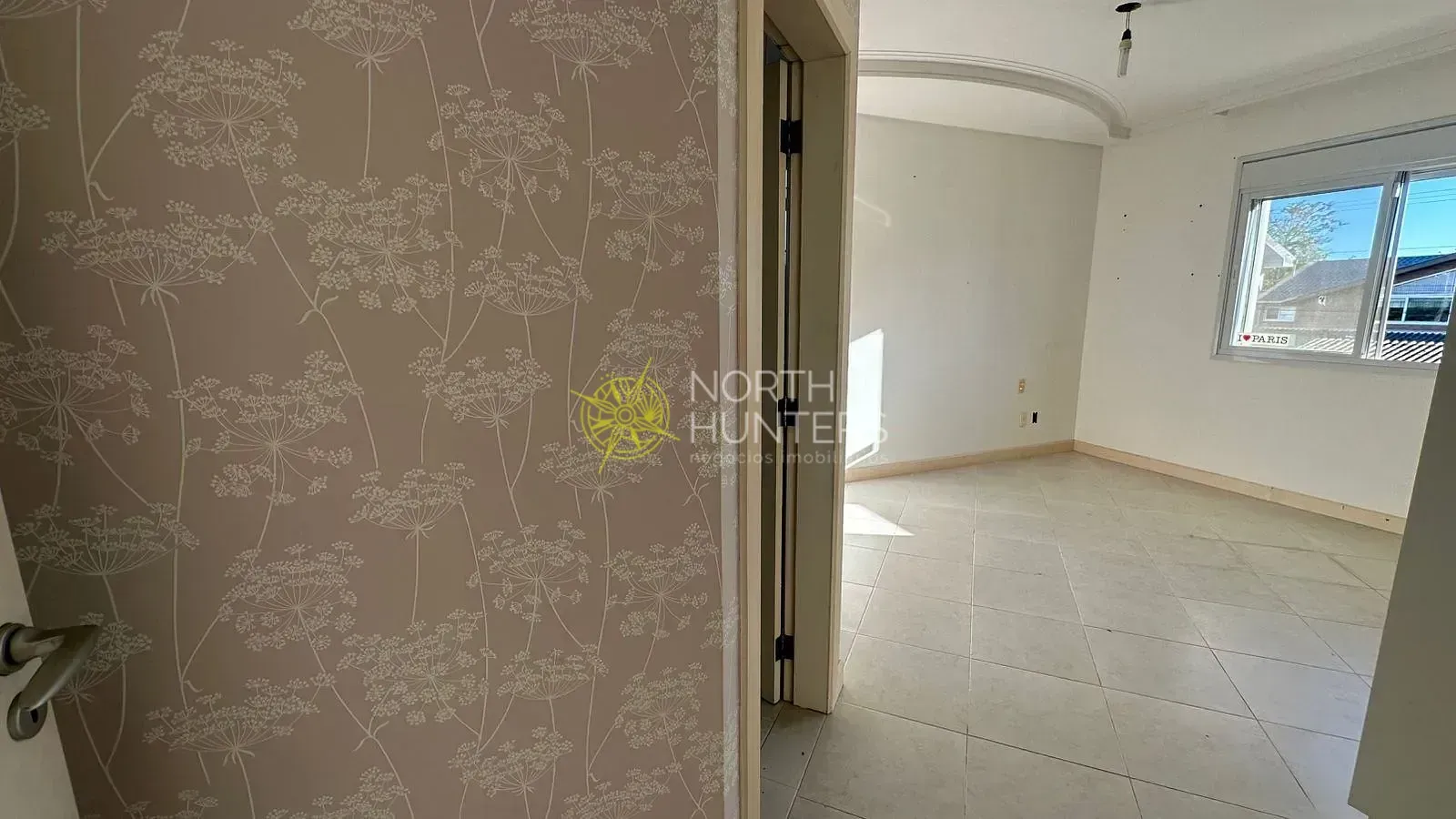 House with 4 bedrooms and shared pool area — photo 3