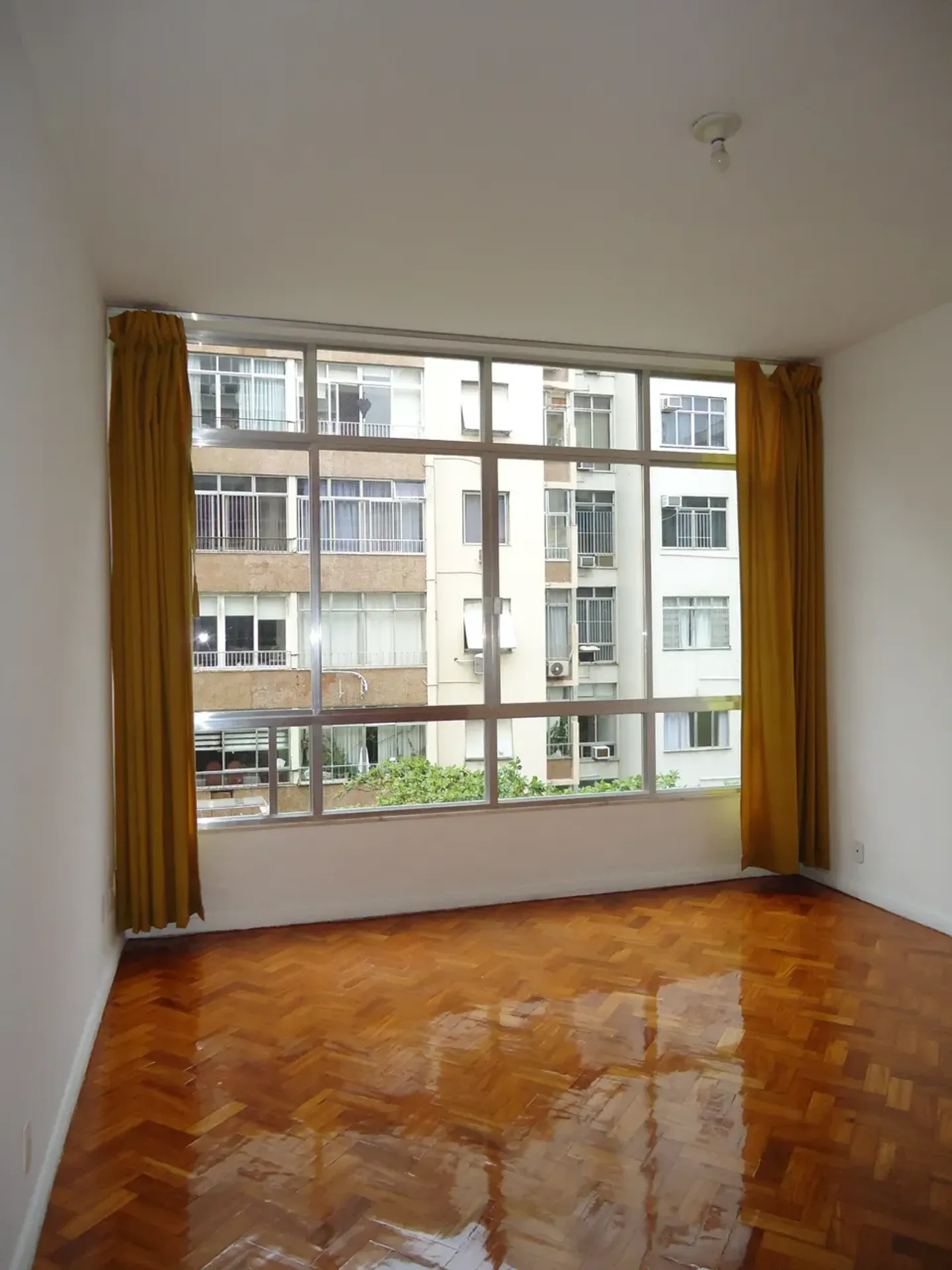 3-bedroom apartment with wood or laminate floors — photo 12