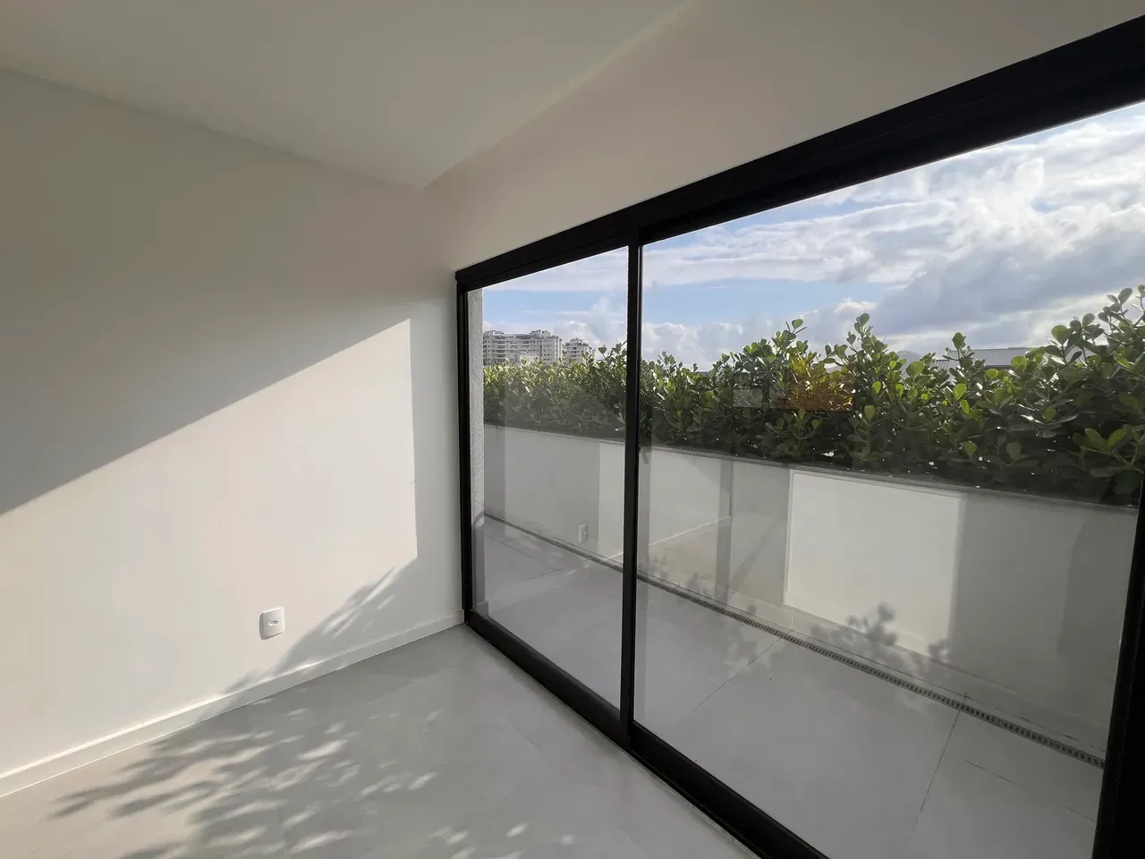 House, 330 m², with floor-to-ceiling windows — photo 22
