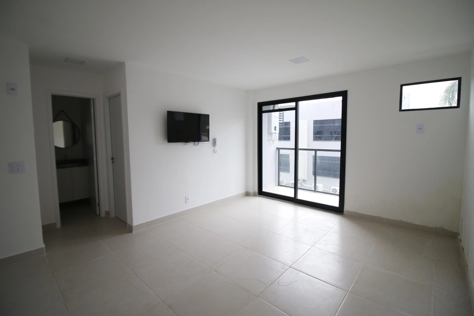 Apartamento de 1 quarto com cozinha americana e varanda