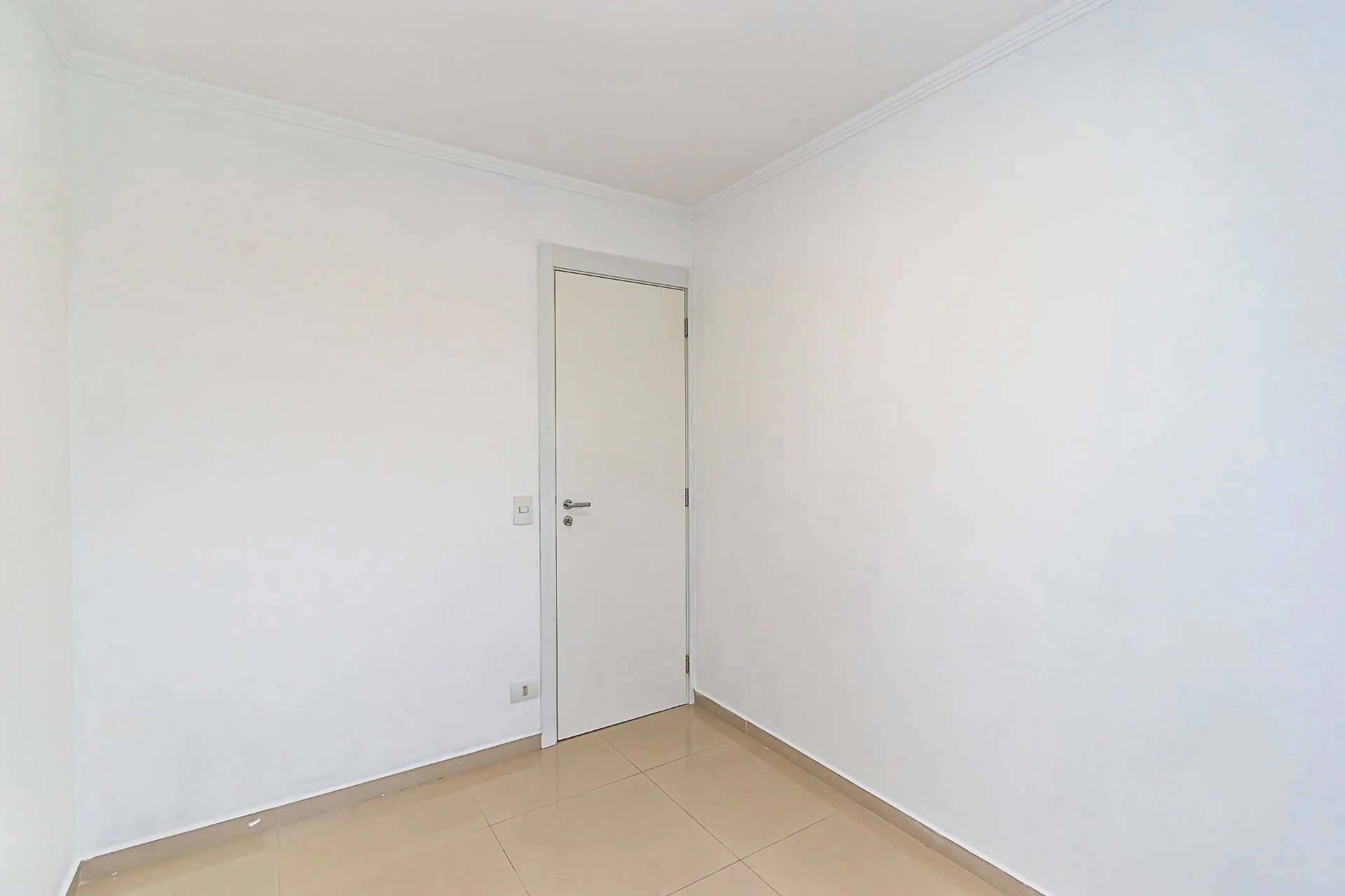 3-bedroom apartment in a building with a pool — photo 22