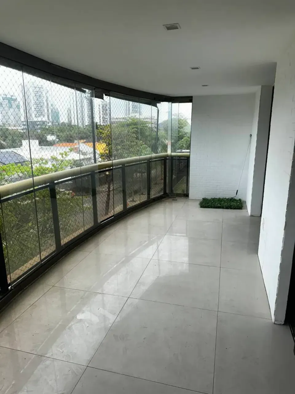 Apartamento com 4 quartos e varanda de vidro — photo 12