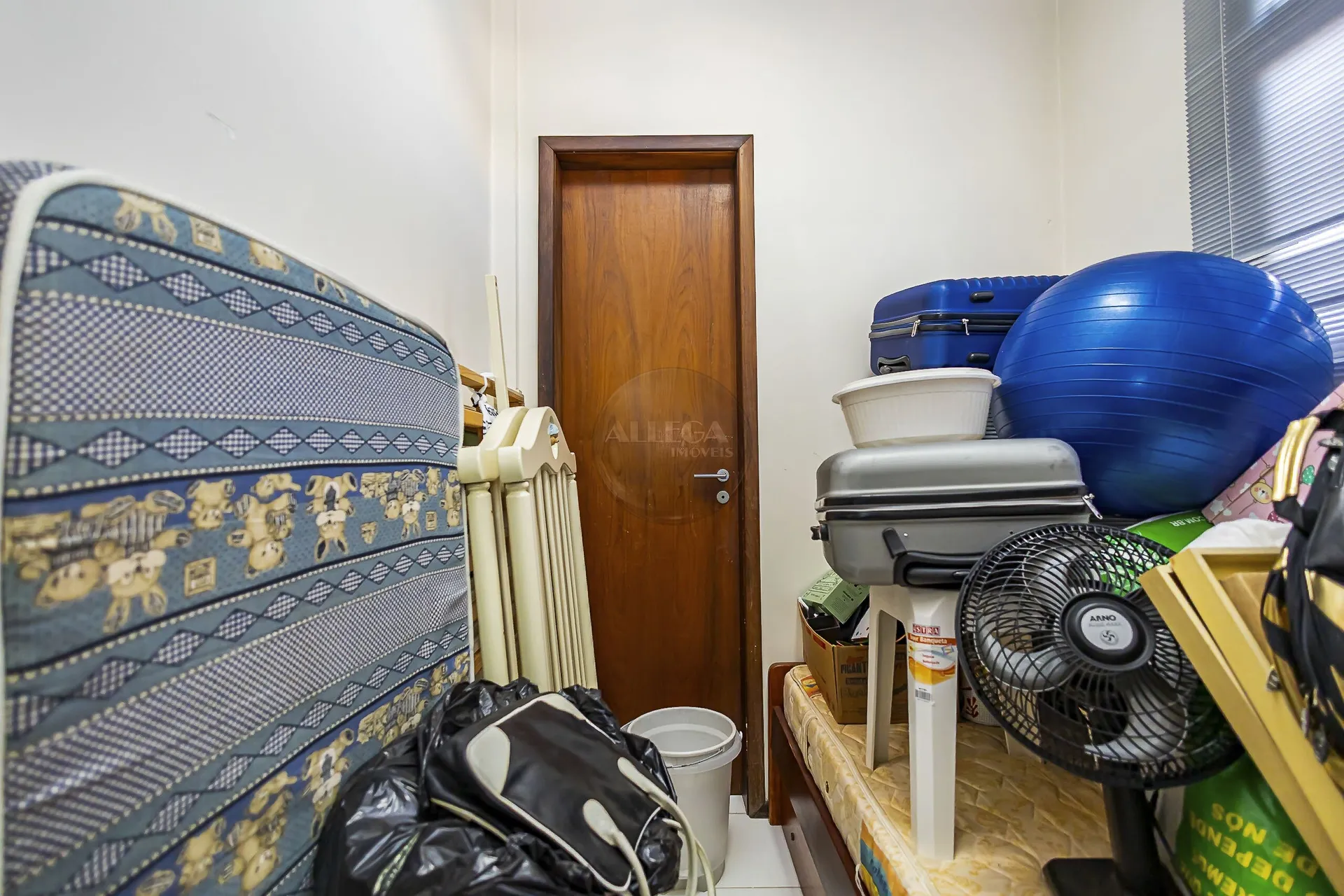 Apartamento com 4 quartos e piso de madeira na sala — photo 48