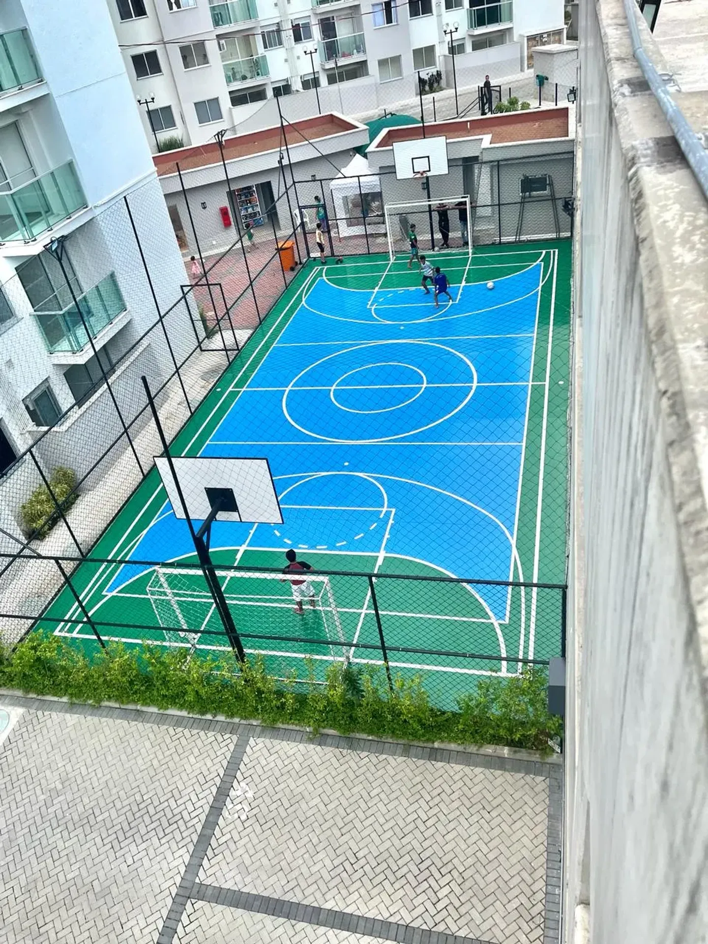 Balcony with a grill in a 2-bedroom apartment, 51 m² — photo 15