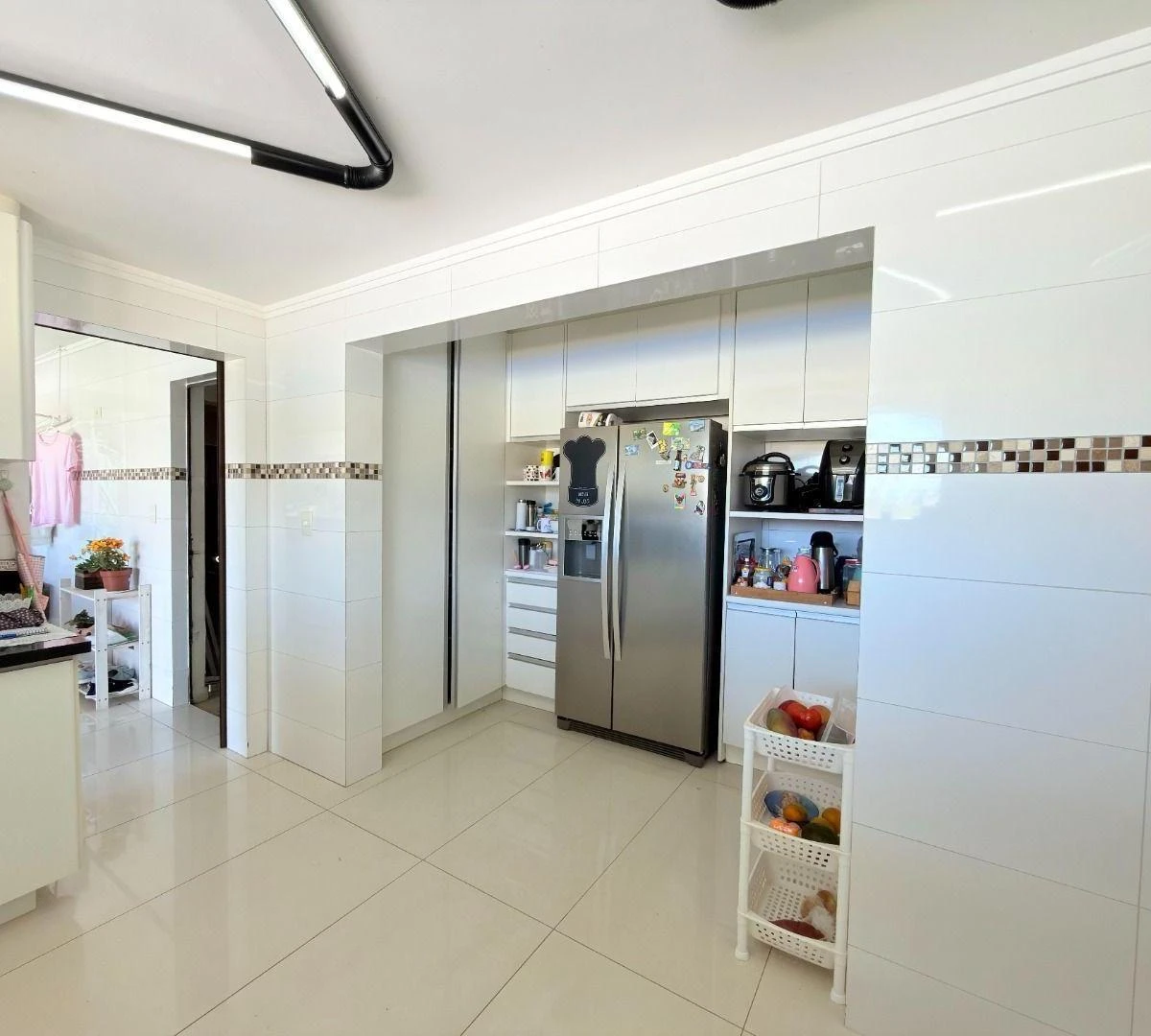 4-bedroom house with a bathtub in Curitiba — photo 30