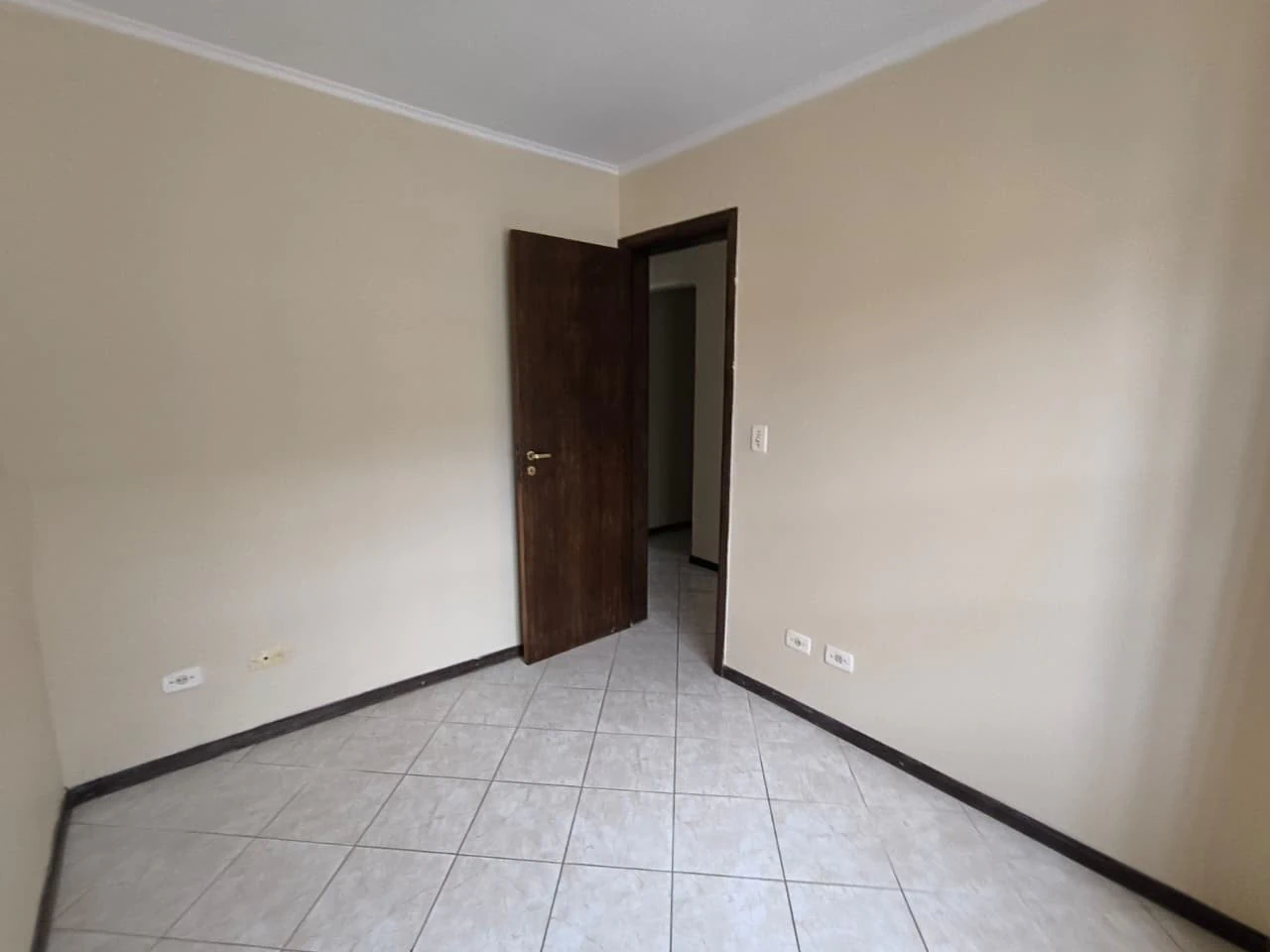 3-bedroom house with a walk-in closet in Curitiba — photo 11