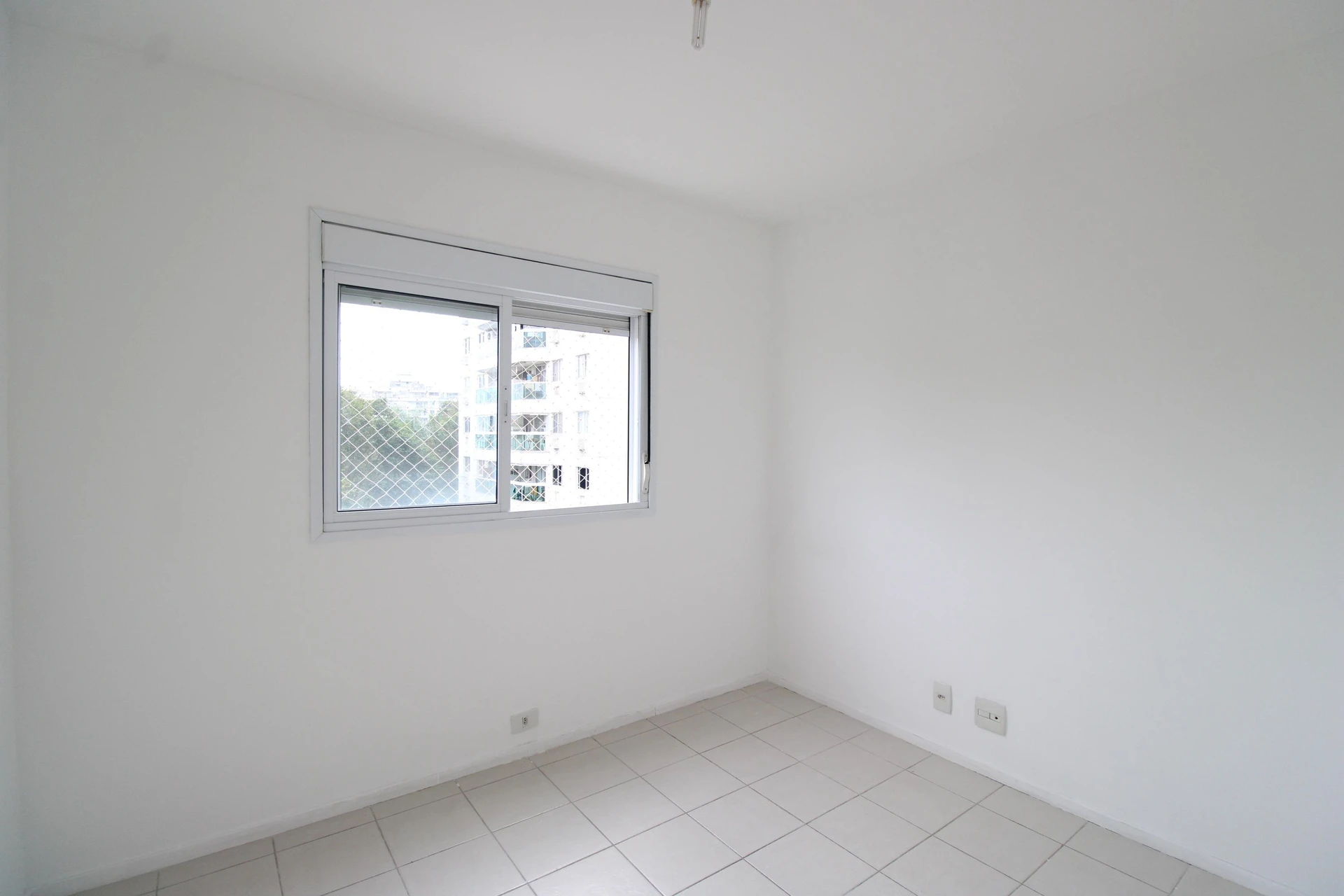 Balcony with a grill in a 3-bedroom apartment, 74 m² — photo 16