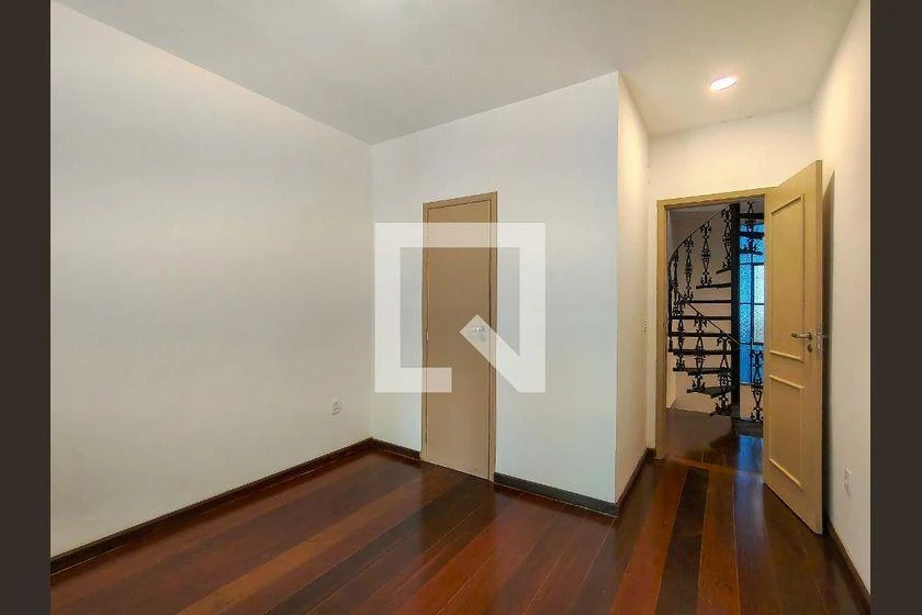 Rental house with 5 bedrooms and a balcony — photo 32
