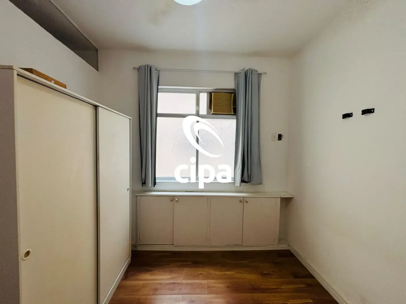 One-bedroom apartment with wood or laminate floors — photo 10
