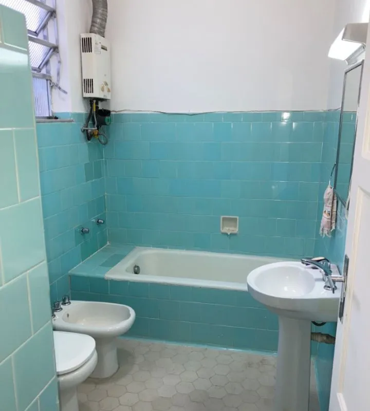 Bathtub in a 2-bedroom apartment, 80 m² — photo 4