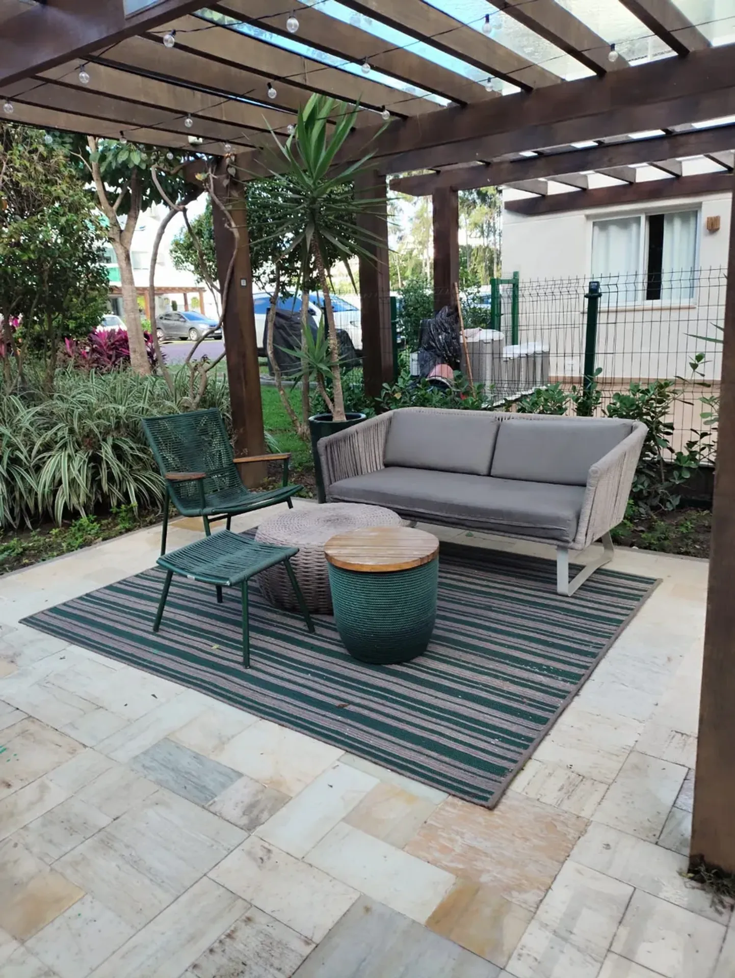Furnished 2-bedroom apartment with private BBQ — photo 3