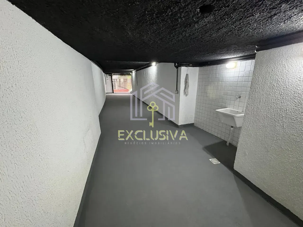 Невмебльований триповерховий будинок з 8 спальнями — photo 38
