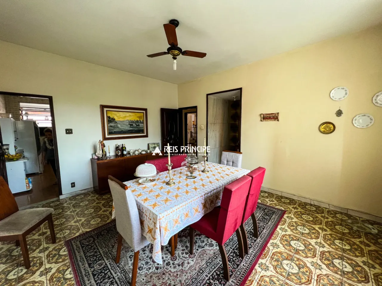 House with 4 bedrooms and a gas stove kitchen — photo 19