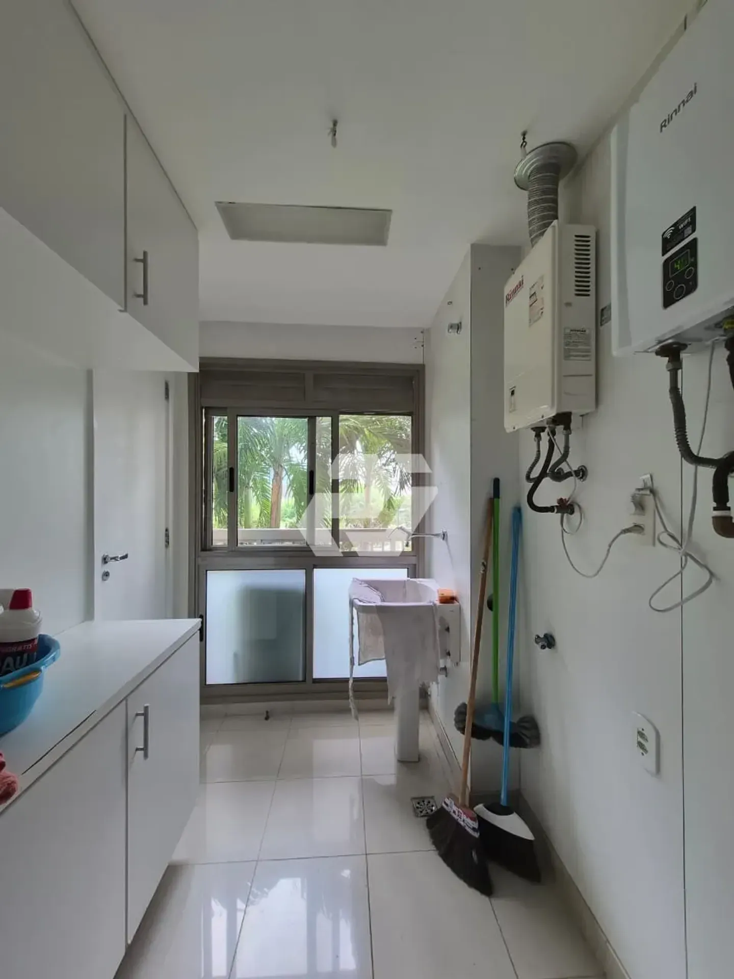 4-bedroom apartment with an enclosed glass balcony — photo 49