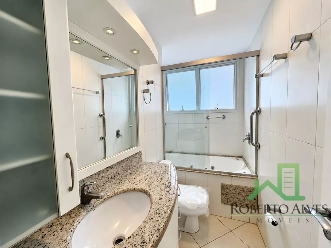 2-bedroom apartment with a bathtub — photo 16