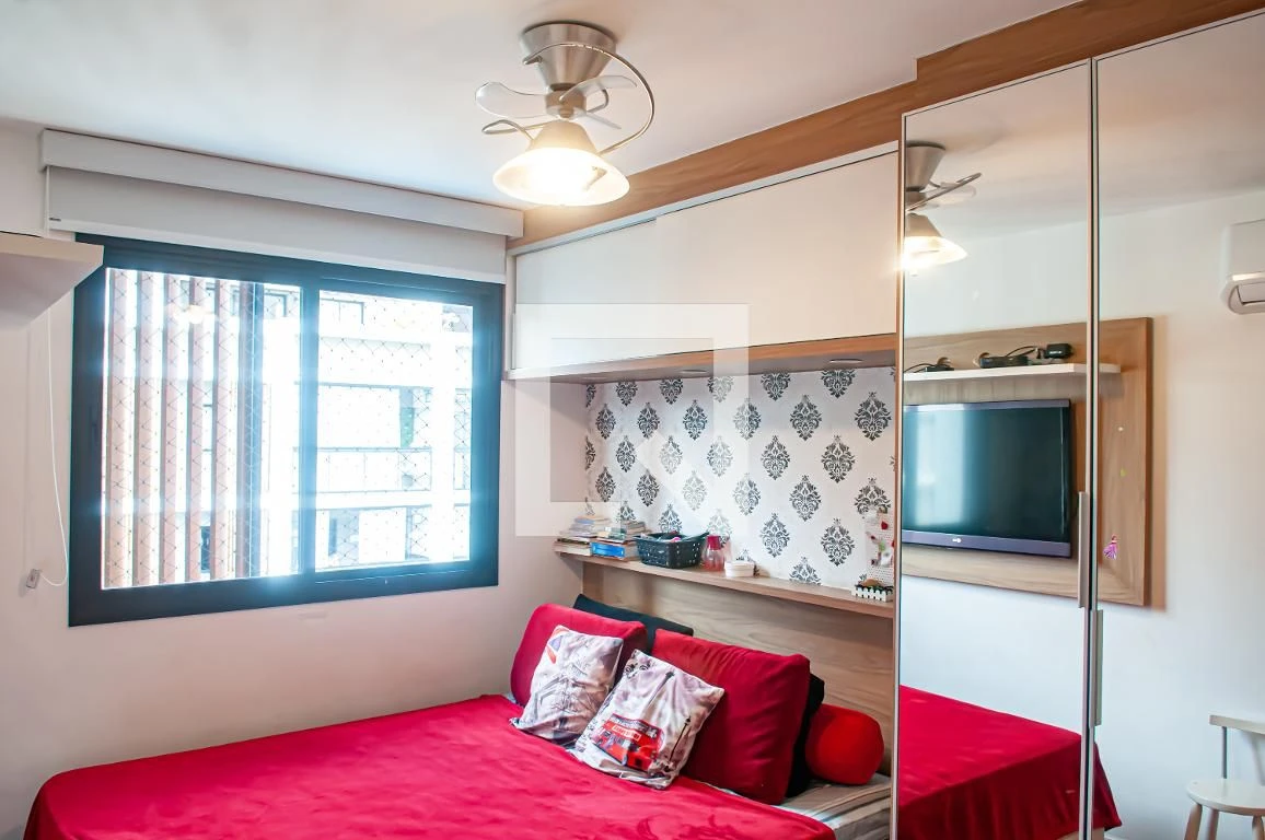 Walk-in closet in a 3-bedroom apartment, 130 m² — photo 22