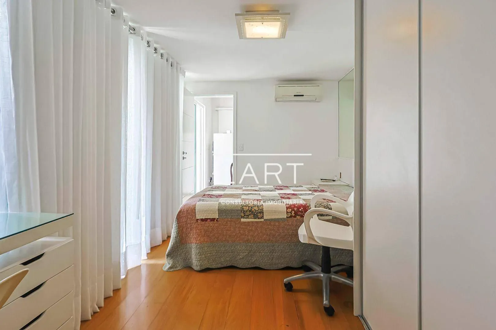 Apartamento com 4 dormitórios e 350 m²; área social ampla — photo 28