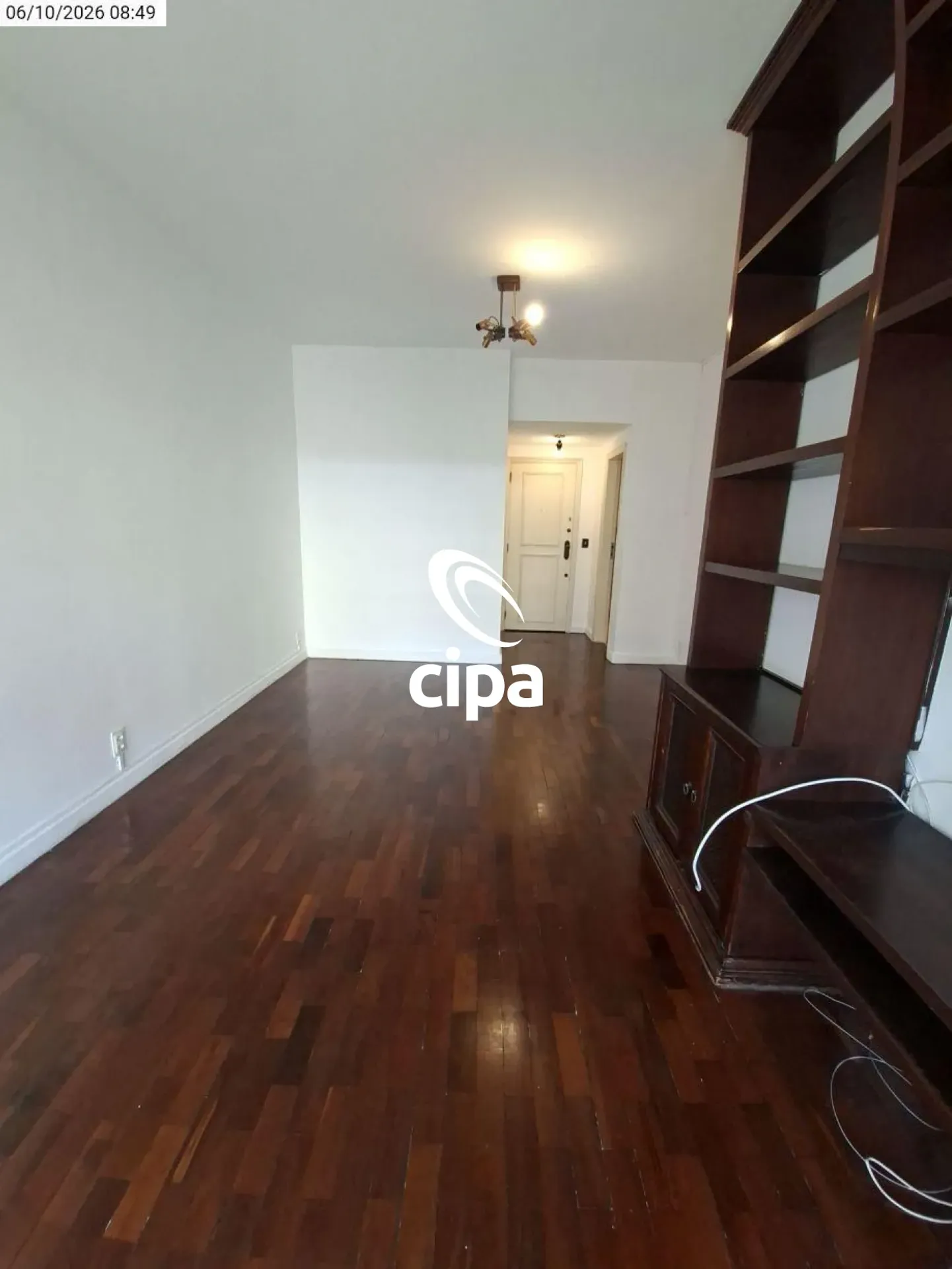 Glass-enclosed balcony in a 2-bedroom apartment, 83 m²