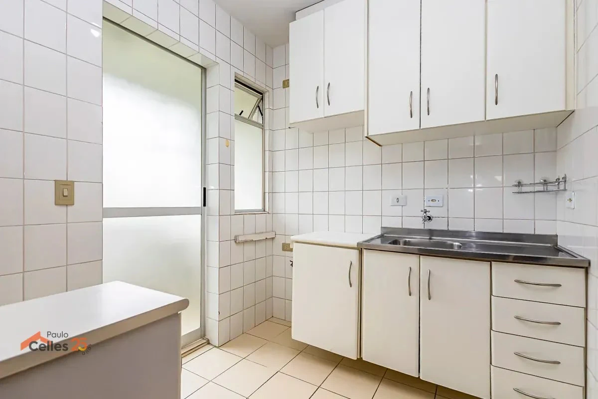 3-bedroom apartment with wood or laminate floors in Curitiba — photo 2