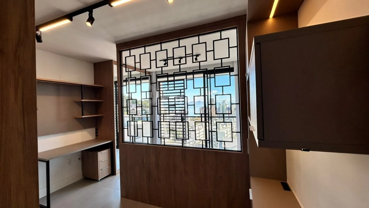 30 m² studio with floor-to-ceiling windows and a home office — photo 15