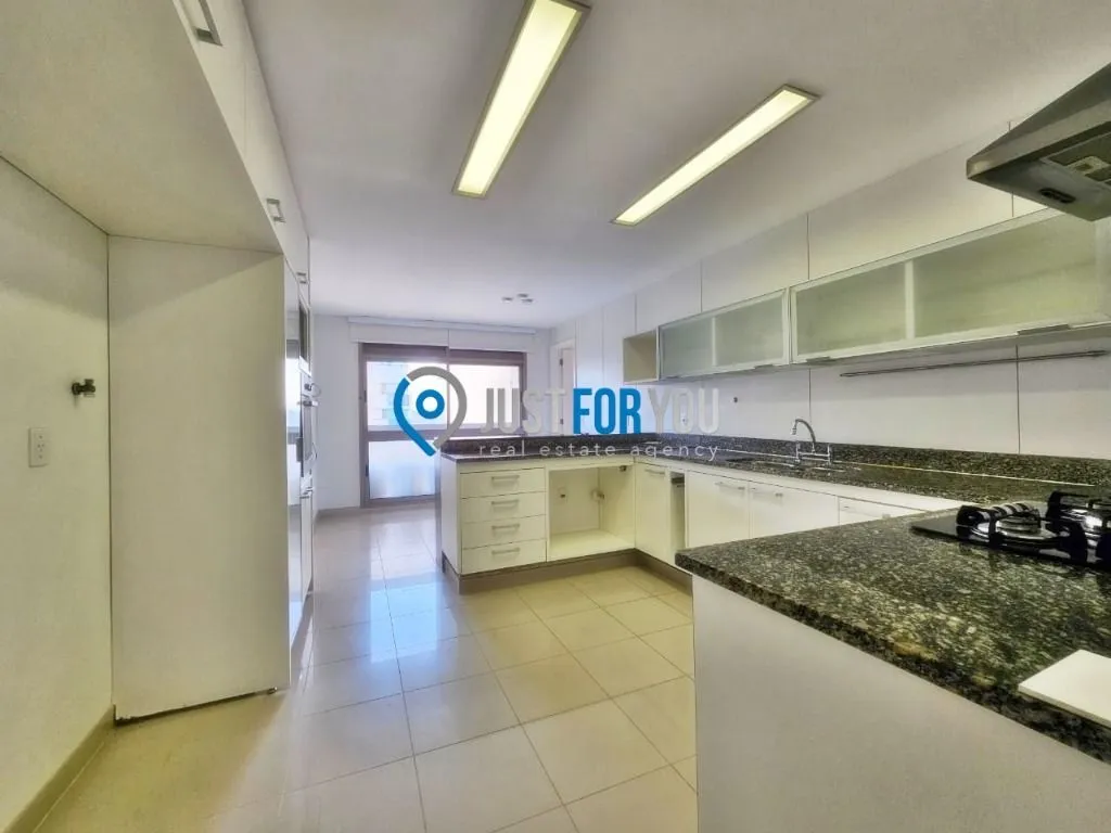 4-bedroom apartment with 233 m² and 5 bathrooms — photo 6